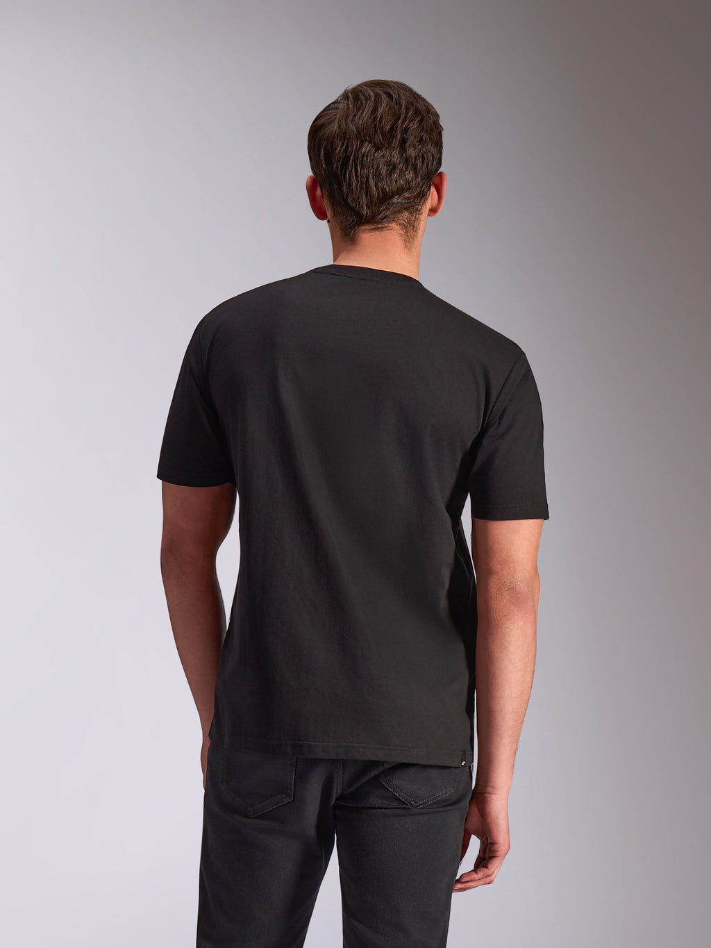 Alpinestars Trifecta CSF Tee, kortærmet T-shirt, sort, set bagfra på model, afslappet motorsport-inspireret streetwear