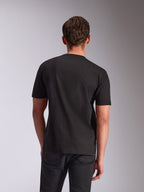 Alpinestars Trifecta CSF Tee, kortærmet T-shirt, sort, set bagfra på model, afslappet motorsport-inspireret streetwear