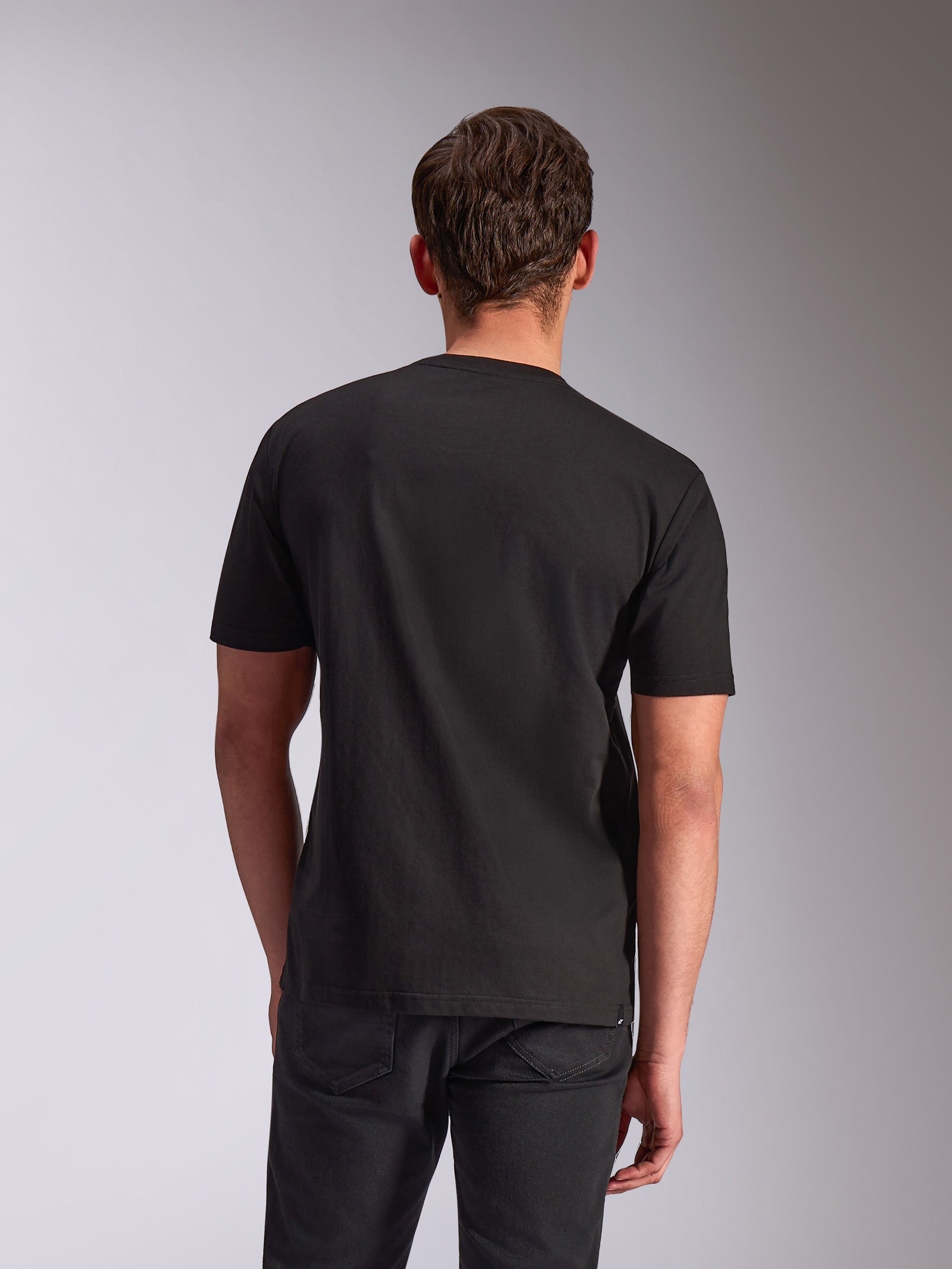 Alpinestars Trifecta CSF Tee, kortærmet T-shirt, sort, set bagfra på model, afslappet motorsport-inspireret streetwear