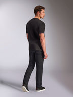 Alpinestars Trifecta CSF Tee, kortærmet T-shirt, sort, mand set bagfra iført trøjen med sorte jeans og sneakers, afslappet motorsport streetwear