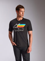 Alpinestars Trifecta CSF Tee, kortærmet T-shirt, sort, med et hvidt Astars-logo og vandrette striber i farverne cyan, limegrøn og orange, 'Racing Ahead' tekstgrafik, afslappet motorsport-inspireret streetwear båret af en model