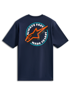 Alpinestars Aorbit CSF Tee, kortærmet t-shirt, marineblå, set bagfra med rund Always Fast Made to Last-grafik og orange og sort stjerne-logo, casual motorsport streetwear