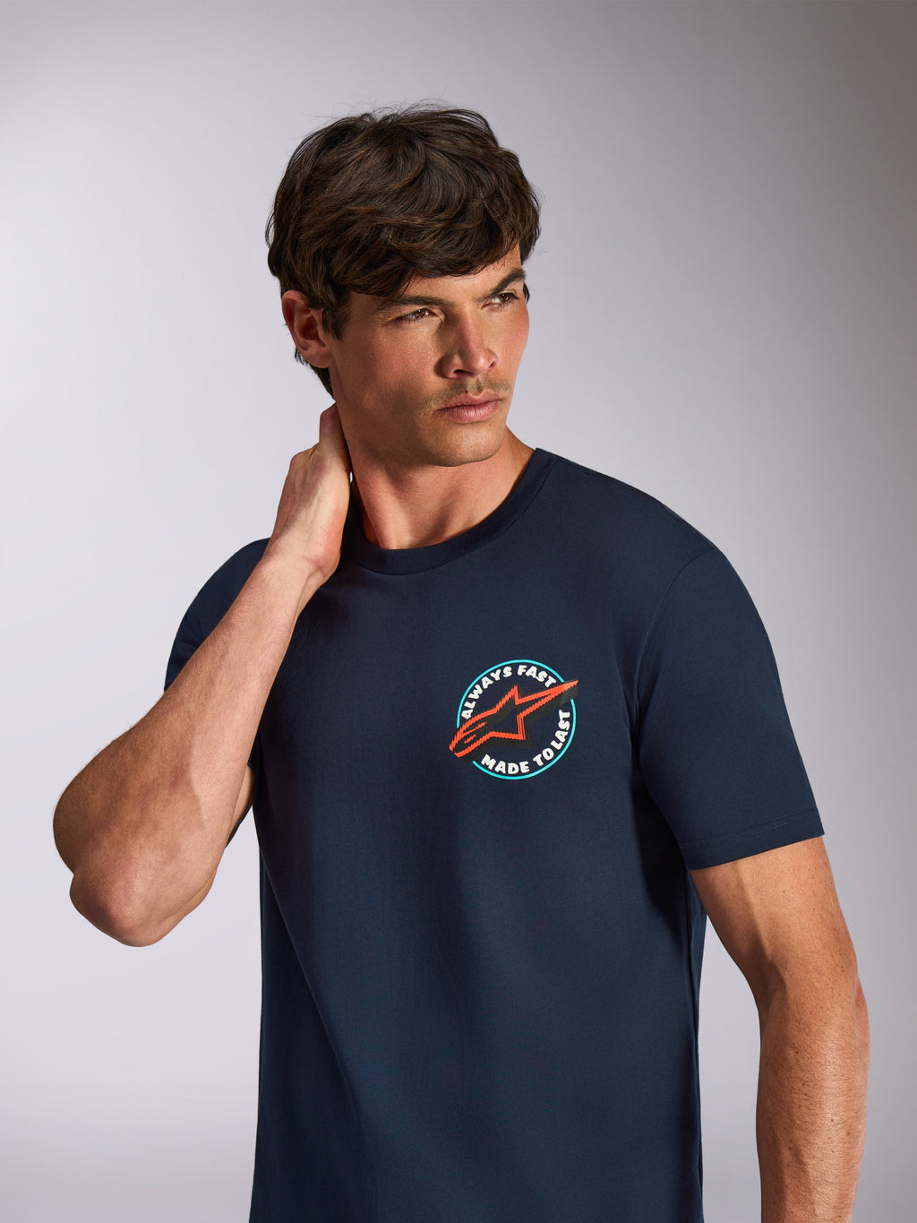 Alpinestars Aorbit CSF Tee, kortærmet t-shirt, navyblå, rund brystgrafik med orange stjernelogo og teksten Always Fast Made to Last, afslappet motorsport-streetwear