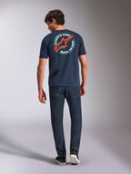 Alpinestars Aorbit CSF Tee, kortærmet t-shirt, navy, set bagfra på model, stor cirkulær grafik med rødt Astars-logo og 'Always Fast Made to Last'-tekst, afslappet motorsport streetwear