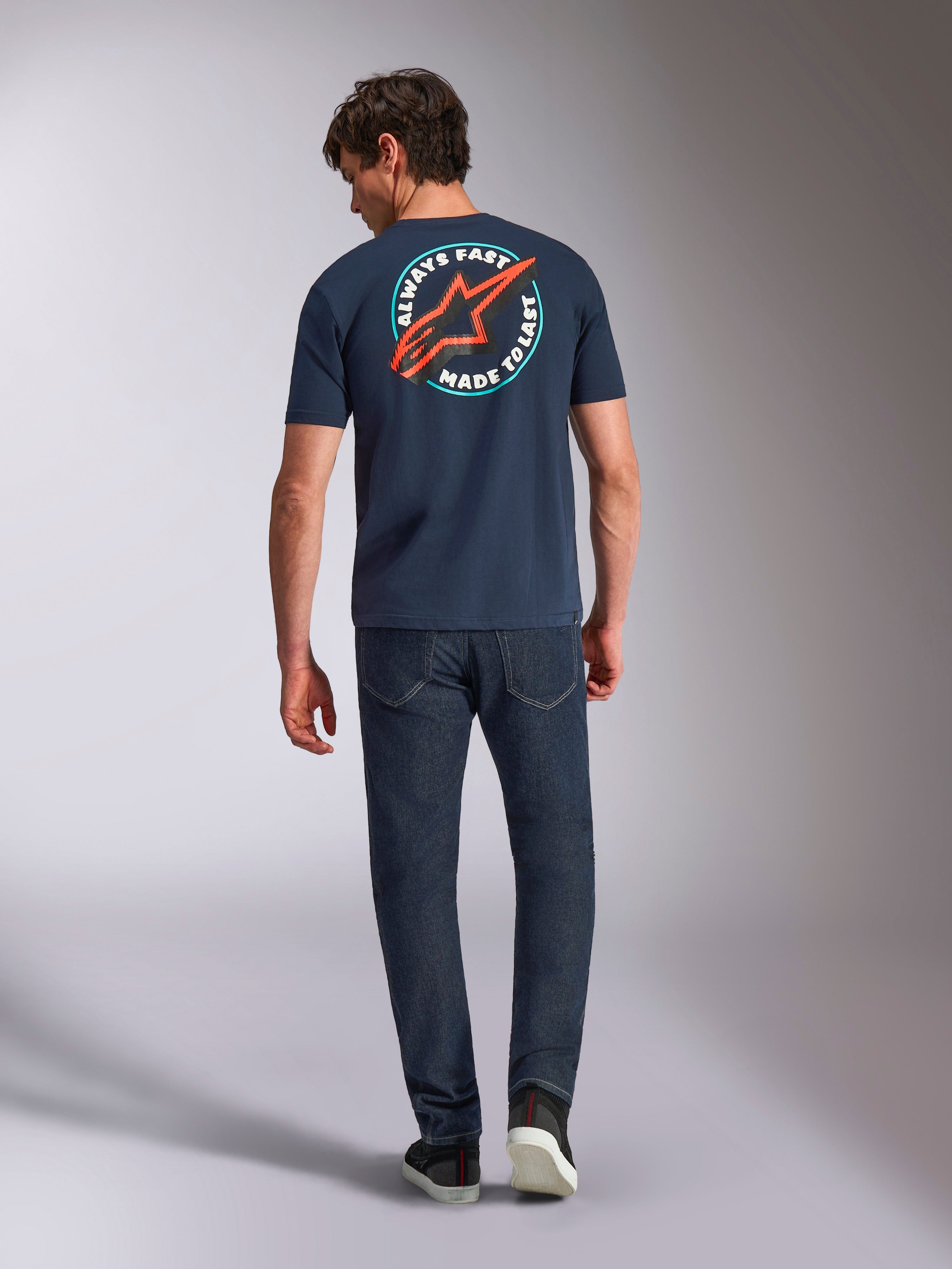 Alpinestars Aorbit CSF Tee, kortærmet t-shirt, navy, set bagfra på model, stor cirkulær grafik med rødt Astars-logo og 'Always Fast Made to Last'-tekst, afslappet motorsport streetwear