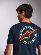 Alpinestars Aorbit CSF Tee, kortærmet t-shirt, navy, set bagfra med Always Fast Made to Last-grafik og orange stjernelogo, afslappet motorsport streetwear