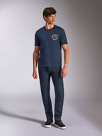 Alpinestars Aorbit CSF Tee, kortærmet T-shirt, navy, cirkulær brystgrafik med Always Fast Made to Last-tekst, kombineret med mørke jeans og sneakers, afslappet motorsport-lifestyle-tøj