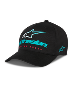 Alpinestars Instinct kasket, sort baseball-kasket med buet skygge, teal Alpinestars-logo og stribet stjerne på fronten, rød 'Racing Ahead'-tekst, teal broderet logo på siden, afslappet motorsport-hovedbeklædning