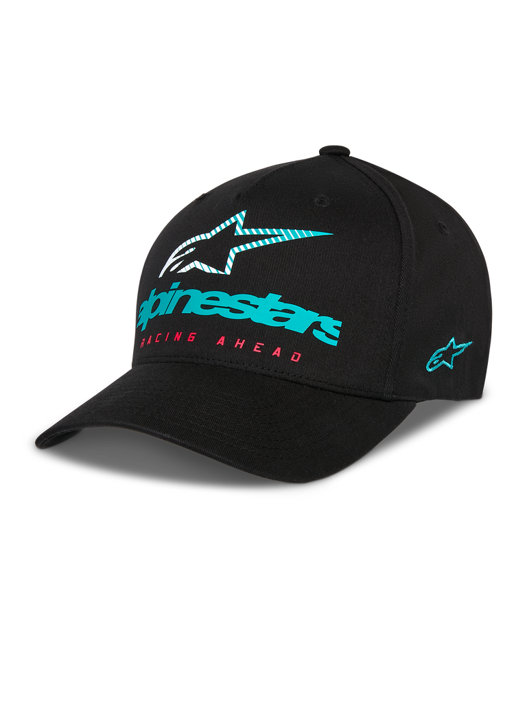 Alpinestars Instinct kasket, sort baseball-kasket med buet skygge, teal Alpinestars-logo og stribet stjerne på fronten, rød 'Racing Ahead'-tekst, teal broderet logo på siden, afslappet motorsport-hovedbeklædning