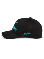 Alpinestars Instinct Hat, sideprofil af sort kasket, med et broderet blågrønt Astars-logo på siden og farvegradieret branding på fronten, buet skygge med struktureret krone, afslappet motorsport streetwear