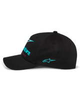 Alpinestars Instinct Hat, sideprofil af sort kasket, med et broderet blågrønt Astars-logo på siden og farvegradieret branding på fronten, buet skygge med struktureret krone, afslappet motorsport streetwear