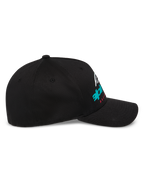 Alpinestars Instinct kasket, struktureret baseball-kasket, sort, sideprofil med buet skygge og farvegradieret Astars-logoprint, afslappet motorsport-streetwear