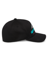 Alpinestars Instinct kasket, struktureret baseball-kasket, sort, sideprofil med buet skygge og farvegradieret Astars-logoprint, afslappet motorsport-streetwear