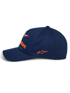 Alpinestars Instinct Kasket, navyblå sportskasket, set fra siden med buet skygge, orange broderet logo på siden, frontlogo med orange farvegradieret print, struktureret krone i twill-stof
