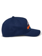 Alpinestars Instinct kasket, navy, buet skygge med struktureret krone, set fra siden med orange og blå gradient logoprint, afslappet sportstøj