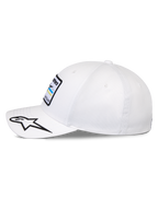 Alpinestars Surpass kasket, struktureret baseball-kasket, hvid, buet skygge med broderet sort og hvidt stjernelogo, sideprofil der viser front Astars logo-patch, afslappet motorsport-inspireret hovedbeklædning