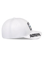 Alpinestars Surpass kasket, hvid, buet skygge med sort 'ALPINESTARS PROTECTS' broderi, struktureret krone med logo-patch foran, casual sportstøj baseballkasket