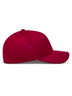 Alpinestars Pivot Hat, mørkerød baseballkasket i twill-stof med buet skygge og struktureret krone, set fra siden