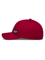 Alpinestars Pivot kasket i mørkerød twill med buet skygge og broderet Astars-logo patch på siden.