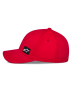 Alpinestars Pivot Hat, rød sportswear-kasket, sideprofil der viser buet skygge og struktureret krone, lille sort broderet Astars logo-patch, slidstærkt twill-stof, afslappet motorsport-design
