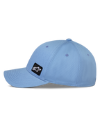 Alpinestars Pivot Hat, blå, kasket med buet skygge i baseball-stil, sidevisning der viser struktureret krone og twill-stof, lille sort broderet Astars logo-emblem, afslappet motorsport-inspireret sportstøj