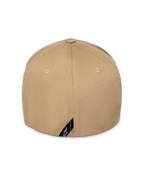 Alpinestars Pivot kasket, khaki sand, set bagfra, viser struktureret krone og flex-fit bagside, med et lille sort diagonalt mærke med hvidt Astars-logo, afslappet sportswear-hovedbeklædning