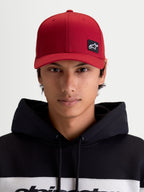 Alpinestars Pivot kasket, mørkerød sportskasket, unisex, set forfra på model med broderet Astars-logo patch, buet skygge, struktureret krone og slidstærk twill-konstruktion.