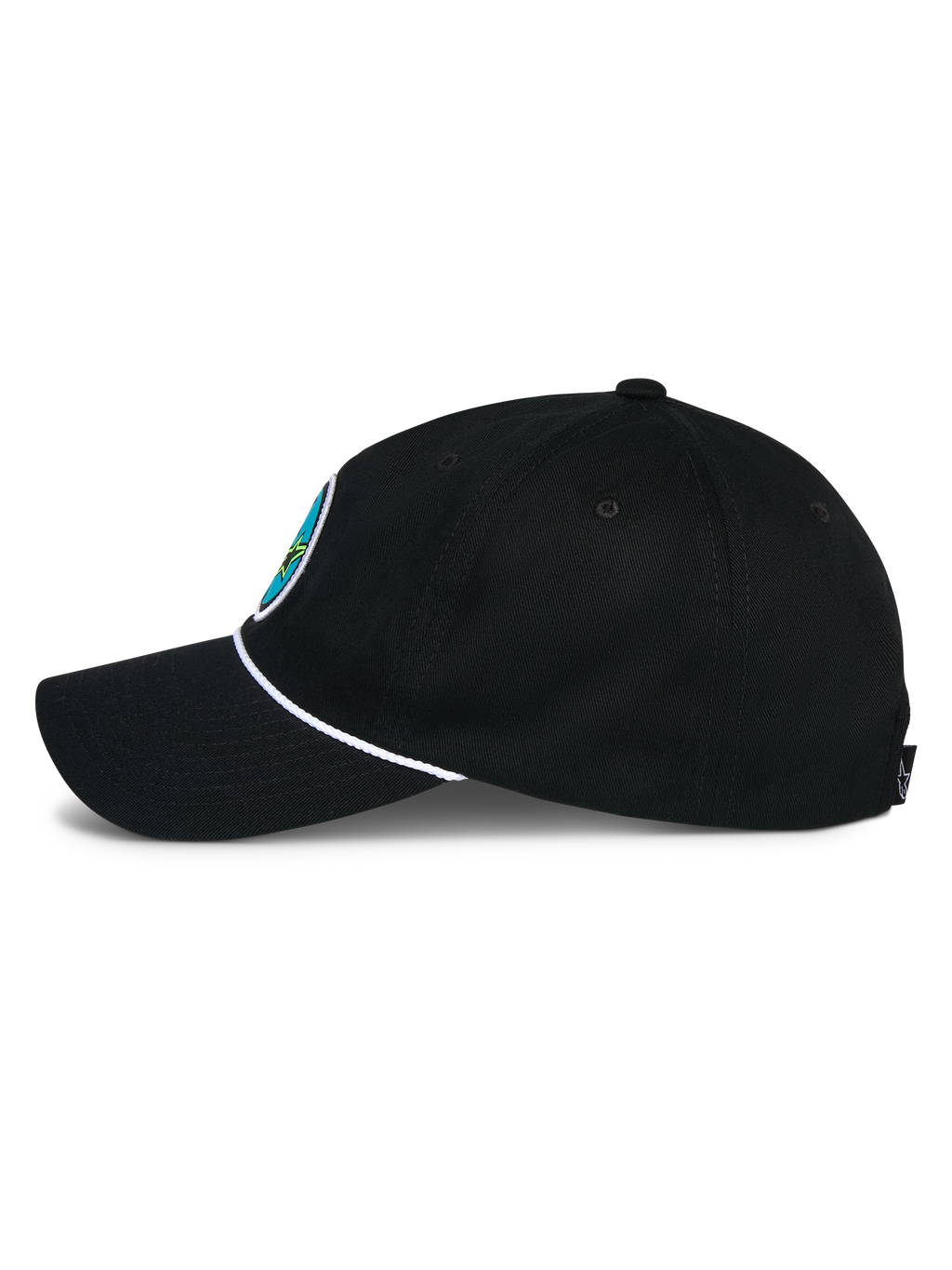 Alpinestars Calipalm Strapback kasket, sort, sideprofil, buet skygge med hvid reb-detalje, sort bomuldstwill, farverigt logo-patch på fronten, afslappet motorsport-inspireret hovedbeklædning