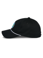 Alpinestars Calipalm Strapback kasket, sort, sideprofil, buet skygge med hvid reb-detalje, sort bomuldstwill, farverigt logo-patch på fronten, afslappet motorsport-inspireret hovedbeklædning
