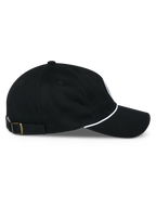 Alpinestars Calipalm Strapback kasket, sideprofil, sort, buet skygge med hvid snordetalje, justerbar strapback med messingspænde, 100 % bomuldstwill, afslappet motorsport-inspireret hovedbeklædning