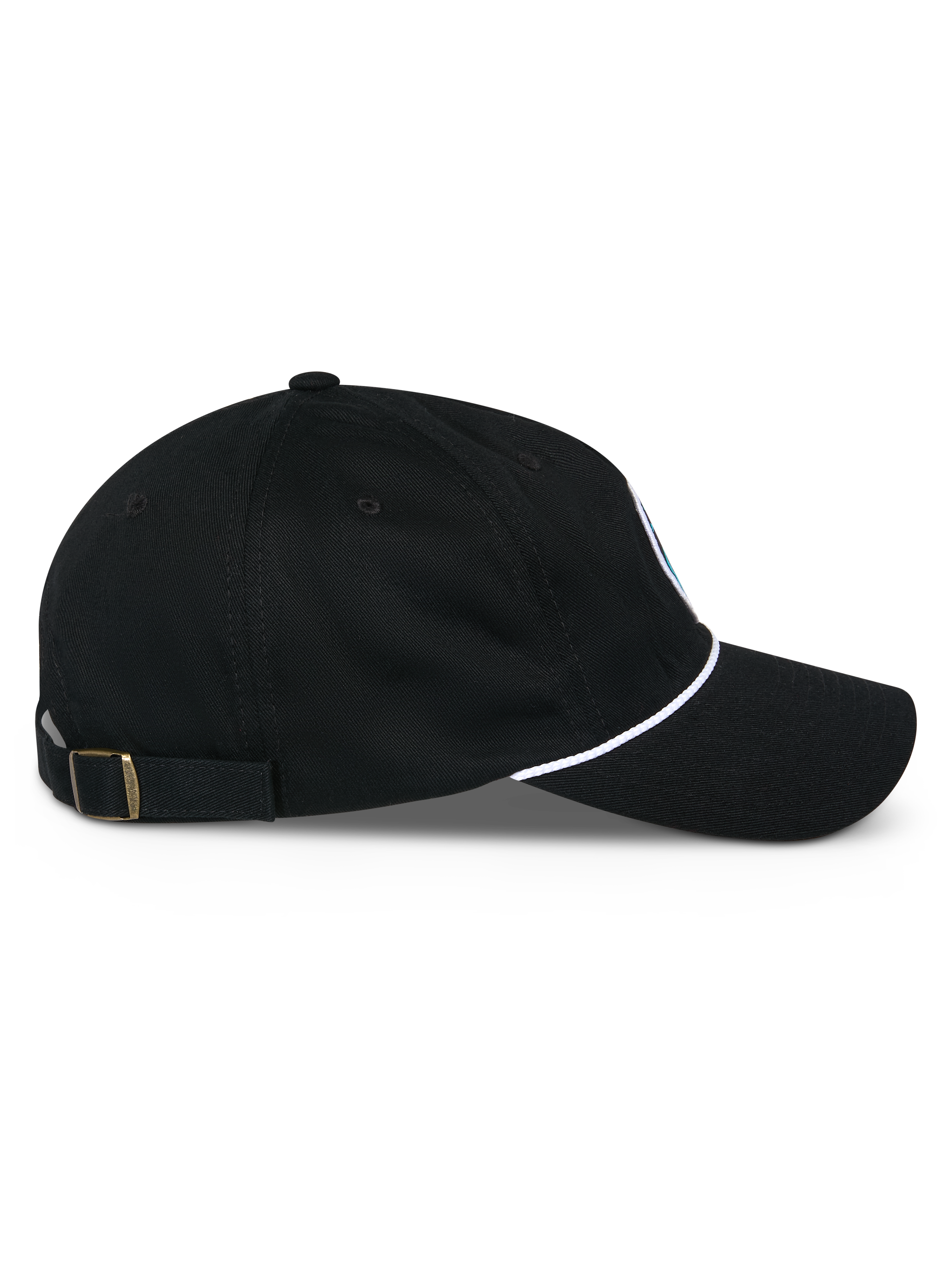 Alpinestars Calipalm Strapback kasket, sideprofil, sort, buet skygge med hvid snordetalje, justerbar strapback med messingspænde, 100 % bomuldstwill, afslappet motorsport-inspireret hovedbeklædning