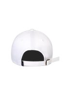 Alpinestars Calipalm Strapback kasket, hvid, set bagfra, viser justerbar strapback-lukning med metalspænde, hvidt bomuldstwill-stof, lille sort vævet logo-mærke, afslappet sportswear-design