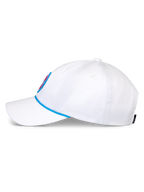 Alpinestars Calipalm Strapback kasket, hvid baseballkasket, sidevisning med buet skygge og blå snordetalje, ustruktureret lav krone i hvid bomuldstwill, afslappet sportswear-hovedbeklædning