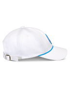 Alpinestars Calipalm Strapback kasket, hvid, sidevisning der viser buet skygge og ustruktureret lav krone, blå snoreaccent ved bunden, justerbar rem bagpå med metalspænde, afslappet sportstøj i bomuldstwill
