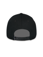 Alpinestars Lucid Snapback kasket, sort, set bagfra, med justerbar snapback-lukning og lille Astars logo-mærke, struktureret krone, afslappet motorsport-inspireret hovedbeklædning