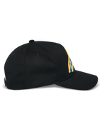 Alpinestars Lucid Snapback kasket, sort, profilvisning fra siden, buet skygge med struktureret krone, levende flerfarvet logo-broderi, 100 % bomuldstwill