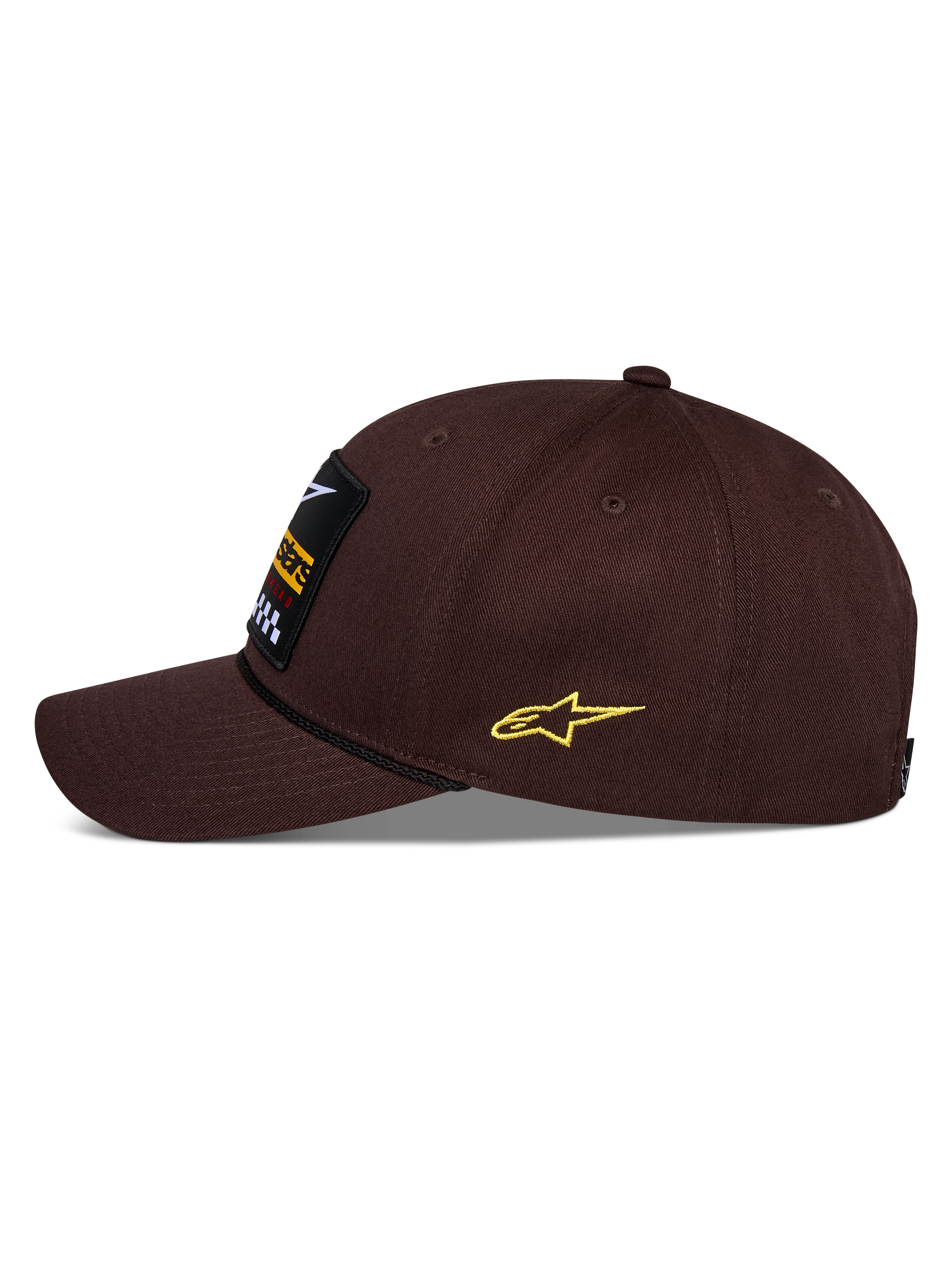 Alpinestars Matrix Snapback kasket, brun, set fra siden, buet skygge med sort snordetalje, broderet mærke på fronten, gult Astars-logo på siden, struktureret bomuldstwill-konstruktion, afslappet motorsport-hovedbeklædning