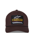 Alpinestars Matrix Snapback kasket, brun, set forfra med struktureret krone og buet skygge, flerfarvet broderet lap med Alpinestars-branding og ternet racermotiv, sort snore-detalje, afslappet motorsport-inspireret hovedbeklædning