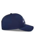 Alpinestars Trifecta Snapback-kasket, mørkeblå, sideprofil der viser buet skygge og struktureret krone, hvidt Astars-logo med trefarvede striber, bomuldstwilstof, afslappet motorsport-streetwear