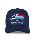 Alpinestars Trifecta Snapback kasket, mørkeblå kasket med buet skygge, broderet logo på fronten med hvid stjerne og trefarvede striber, 'Racing Ahead' og 'Goal One Vision' hvid tekst, struktureret krone, afslappet motorsport-inspireret hovedbeklædning