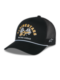Alpinestars Finisher Trucker Hat, sort trucker-kasket med åndbar mesh-bagside, buet skygge med hvid snoredetalje, grafik på fronten med gul Alpinestars-skrift og ternede flag, broderet stjernelogo på siden, afslappet motorsport-inspireret hovedbeklædning