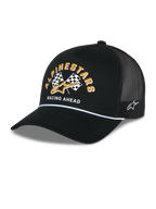 Alpinestars Finisher Trucker Hat, sort trucker-kasket med åndbar mesh-bagside, buet skygge med hvid snoredetalje, grafik på fronten med gul Alpinestars-skrift og ternede flag, broderet stjernelogo på siden, afslappet motorsport-inspireret hovedbeklædning
