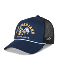 Alpinestars Finisher Trucker kasket, marineblå og sort, buet skygge med hvid snore-detalje, grafik med ternede flag på fronten med guldlogo og "Racing Ahead"-tekst, broderet Astars-logo på siden, afslappet motorsport-hovedbeklædning
