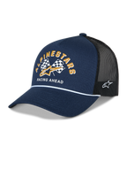 Alpinestars Finisher Trucker kasket, marineblå og sort, buet skygge med hvid snore-detalje, grafik med ternede flag på fronten med guldlogo og "Racing Ahead"-tekst, broderet Astars-logo på siden, afslappet motorsport-hovedbeklædning