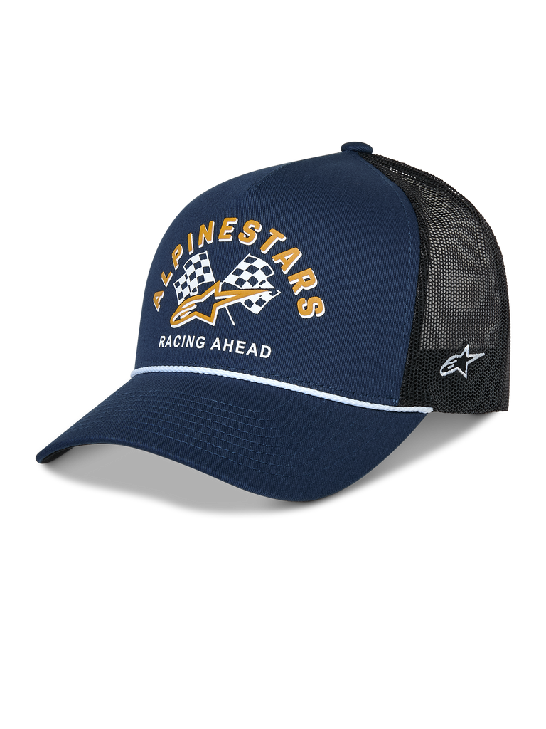 Alpinestars Finisher Trucker kasket, marineblå og sort, buet skygge med hvid snore-detalje, grafik med ternede flag på fronten med guldlogo og "Racing Ahead"-tekst, broderet Astars-logo på siden, afslappet motorsport-hovedbeklædning