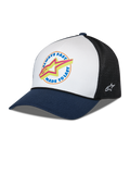 Alpinestars Aorbit Trucker Hat, hvid, navy og sort, buet navy skygge med hvidt frontpanel og sort mesh-bagside, frontgrafik med Always Fast Made to Last-tekst og gult Astars-logo, broderet logo på siden, afslappet motorsport-inspireret hovedbeklædning