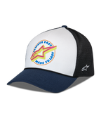 Alpinestars Aorbit Trucker Hat, hvid, navy og sort, buet navy skygge med hvidt frontpanel og sort mesh-bagside, frontgrafik med Always Fast Made to Last-tekst og gult Astars-logo, broderet logo på siden, afslappet motorsport-inspireret hovedbeklædning