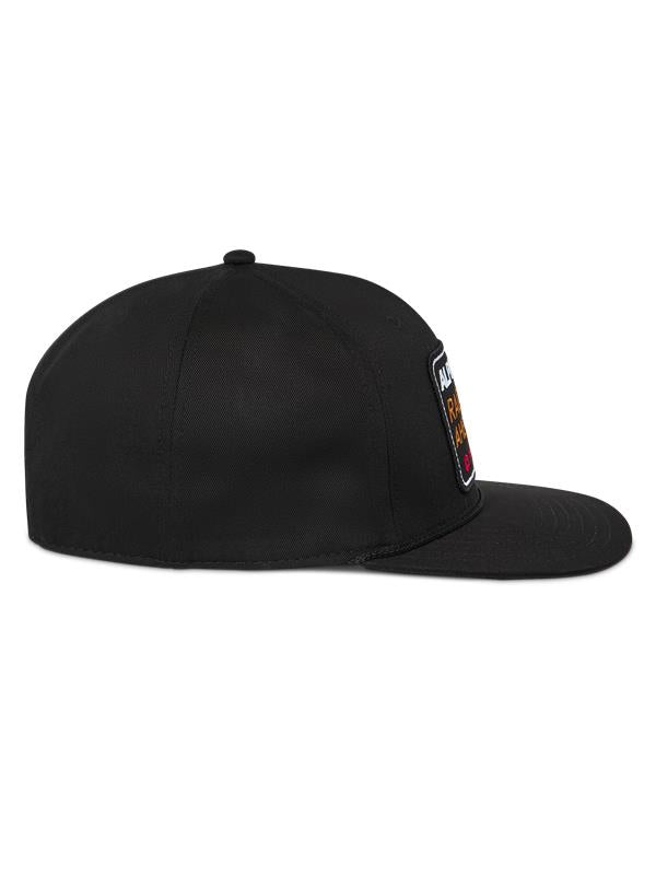 Alpinestars Intuitive Snapback kasket, sort, set fra siden, med flad skygge og struktureret krone, broderet logo-patch på forsiden, afslappet motorsport-inspireret hovedbeklædning