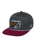 Alpinestars Intuitive Snapback-kasket, afslappet motorsport-hovedbeklædning, mørkegrå struktureret krone med rød flad skygge, hvid snordetalje, broderet mærke på fronten med 'ALPINESTARS RACING AHEAD' og stjernelogo, hvid stjernebrodering på siden