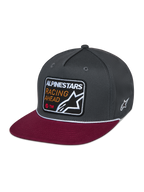 Alpinestars Intuitive Snapback-kasket, afslappet motorsport-hovedbeklædning, mørkegrå struktureret krone med rød flad skygge, hvid snordetalje, broderet mærke på fronten med 'ALPINESTARS RACING AHEAD' og stjernelogo, hvid stjernebrodering på siden